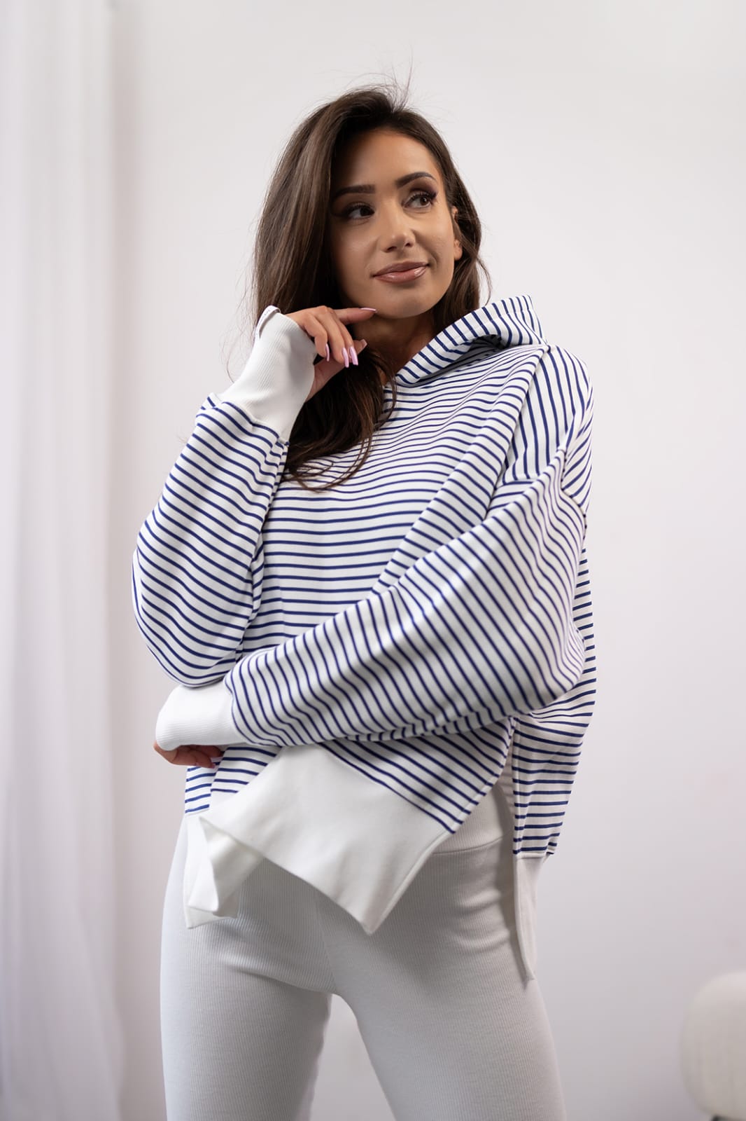 BLUZA Z BAWEŁNA I KAPTUREM STRIPES GRANATOWA